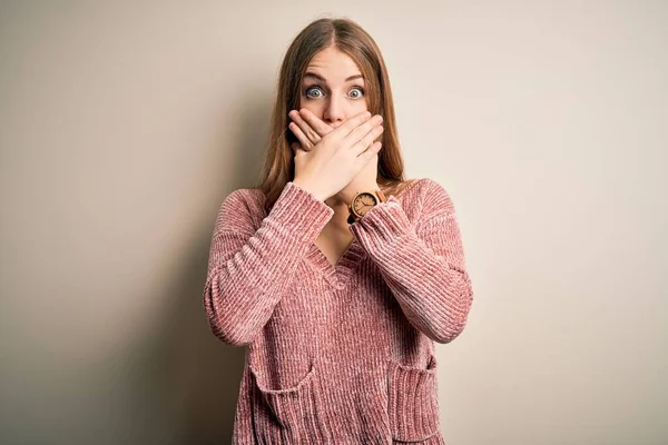 Joven Hermosa Pelirroja Vistiendo Suéter Casual Rosa Sobre Fondo Blanco —  Fotos de Stock