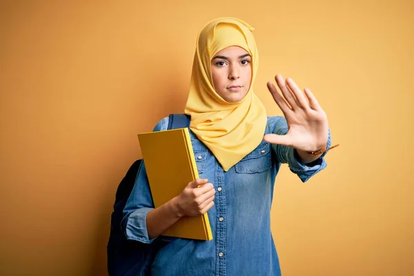Молода Студентка Мусульманському Хіджабі Рюкзаку Тримає Книгу Жовтому Тлі Відкритою — стокове фото