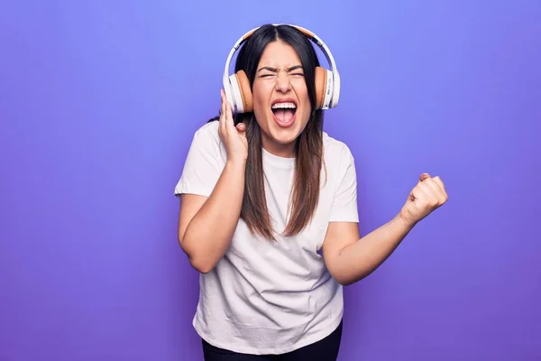 Genç Güzel Esmer Kadın Müzik Dinliyor Kulaklıklarını Mor Arka Planda — Stok fotoğraf