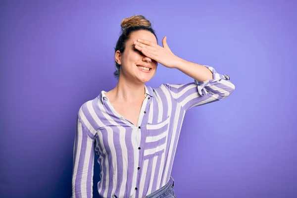 Ung Vacker Blond Kvinna Bär Casual Randig Skjorta Står Över — Stockfoto