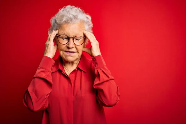 Senior Schöne Grauhaarige Frau Trägt Lässiges Hemd Und Brille Über — Stockfoto