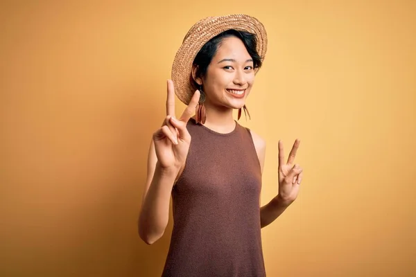 Junge Schöne Asiatische Mädchen Lässigem Shirt Und Hut Über Isoliertem — Stockfoto