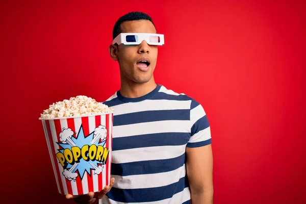Молодой Красивый Африканский Американец Смотрящий Кино Очках Поедающий Попкорн Выглядящий — стоковое фото