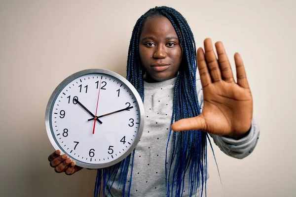 Young African American Size Woman Braids Doing Countdown Holding Big — Stock Photo, Image