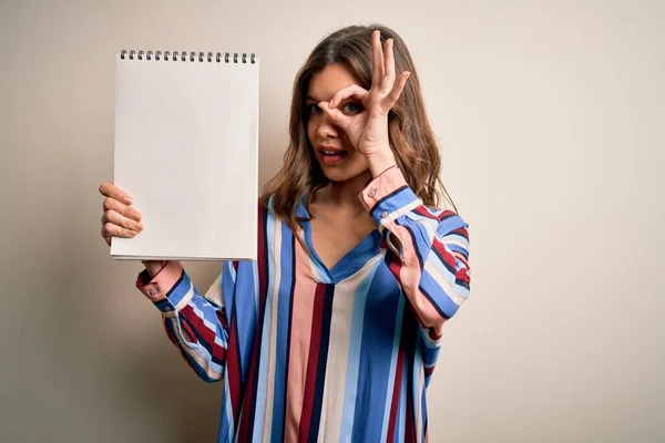 Joven Chica Rubia Mostrando Papel Del Espacio Blanco Cuaderno Sobre — Foto de Stock