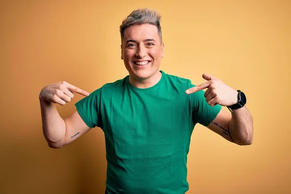 Jovem Bonito Homem Moderno Vestindo Casual Verde Camiseta Sobre Fundo — Fotografia de Stock