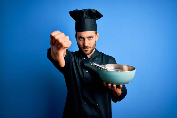 Joven Cocinero Con Barba Con Uniforme Usando Batidor Tazón Sobre —  Fotos de Stock