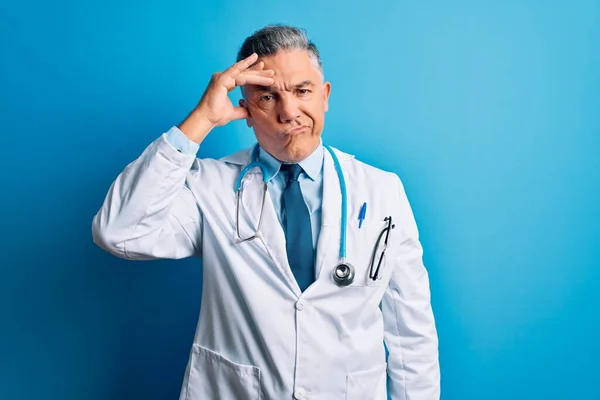Średniego Wieku Przystojny Siwowłosy Lekarz Noszący Płaszcz Niebieski Stetoskop Zaniepokojony — Zdjęcie stockowe