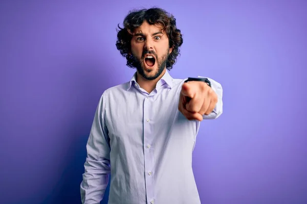 Jonge Knappe Zakenman Met Baard Hemd Paarse Achtergrond Wijzend Ontevreden — Stockfoto