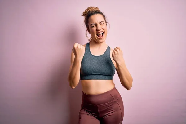 Junge Schöne Blonde Sportlerin Sportbekleidung Vor Rosa Hintergrund Die Überrascht — Stockfoto