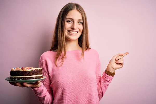 Jong Mooi Roodharige Vrouw Houden Verjaardag Taart Geïsoleerde Roze Achtergrond — Stockfoto