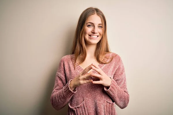 Mujer Pelirroja Hermosa Joven Con Suéter Casual Rosa Sobre Fondo —  Fotos de Stock