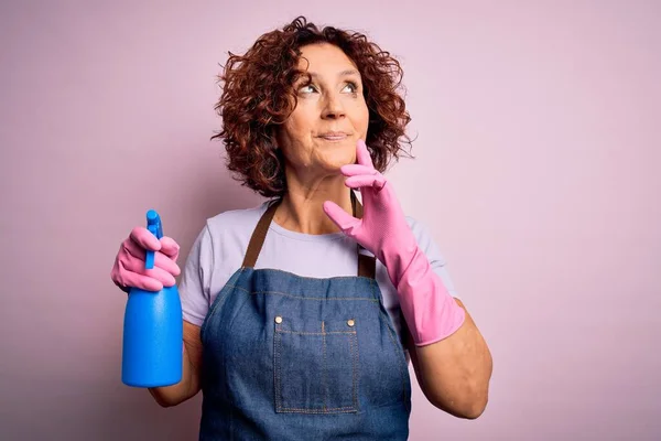 Μεσήλικας Σγουρά Μαλλιά Γυναίκα Καθαρισμού Κάνει Δουλειές Του Σπιτιού Φορώντας — Φωτογραφία Αρχείου