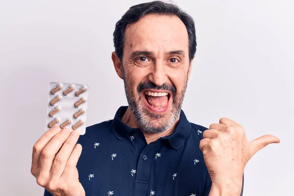 Gut Aussehender Mann Mittleren Alters Mit Tabletten Vor Isoliertem Weißem — Stockfoto