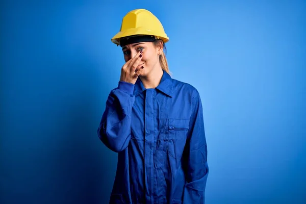 Μια Νεαρή Όμορφη Εργάτρια Μπλε Μάτια Που Φοράει Κράνος Ασφαλείας — Φωτογραφία Αρχείου