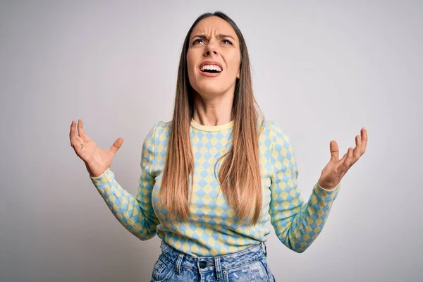 Jovem Mulher Loira Bonita Com Olhos Azuis Sobre Fundo Isolado — Fotografia de Stock