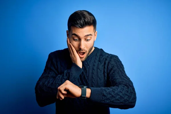 Jovem Homem Bonito Vestindo Camisola Casual Sobre Fundo Azul Isolado — Fotografia de Stock