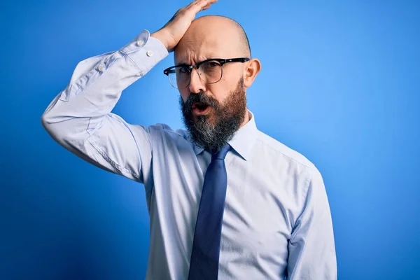 Jóképű Üzleti Kopasz Férfi Szakállal Visel Elegáns Nyakkendőt Szemüveget Kék — Stock Fotó