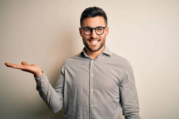 Joven Hombre Guapo Con Camisa Elegante Gafas Sobre Fondo Blanco — Foto de Stock