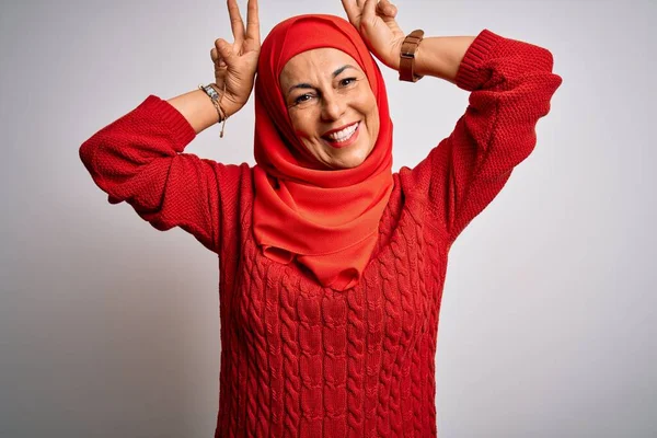Medelålders Brunett Kvinna Bär Muslim Traditionell Hijab Över Isolerad Vit — Stockfoto