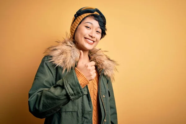 Mooi Aziatisch Skiër Meisje Draagt Sneeuw Sportkleding Met Behulp Van — Stockfoto