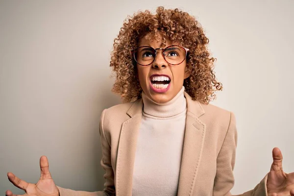 Vacker Afrikansk Amerikansk Affärskvinna Bär Glasögon Över Isolerad Vit Bakgrund — Stockfoto