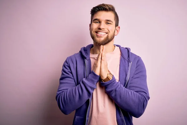 Jovem Loiro Com Barba Olhos Azuis Vestindo Camisola Roxa Sobre — Fotografia de Stock