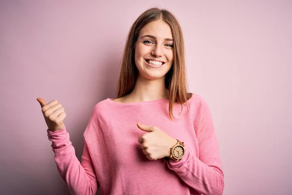 Jeune Belle Femme Rousse Portant Pull Décontracté Sur Fond Bleu — Photo