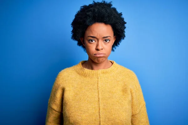 黄色のカジュアルなセーターを着て巻き毛を持つ若い美しいアフリカ系アメリカ人アフロ女性は落ち込んでおり 苦痛のために心配し 怒って恐れて泣いています 悲しい表情 — ストック写真
