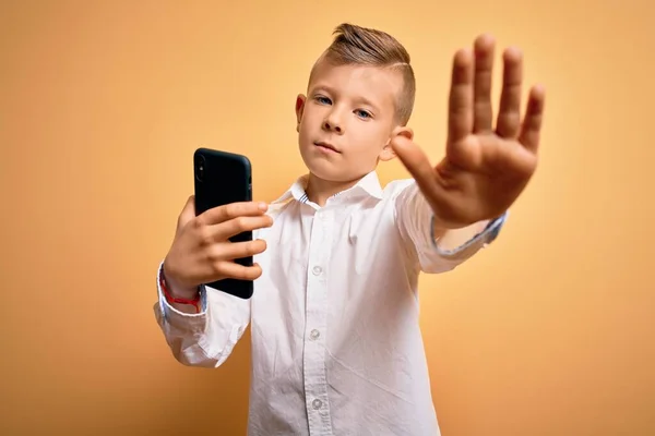 Pequeño Niño Caucásico Joven Usando Teléfono Inteligente Mirando Pantalla Del — Foto de Stock