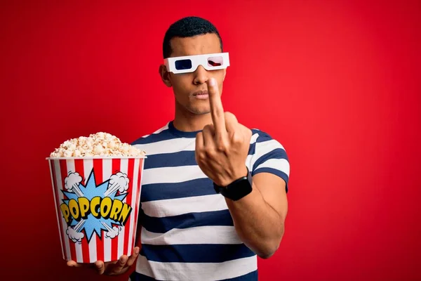 Joven Guapo Afroamericano Hombre Viendo Película Usando Gafas Comiendo Palomitas — Foto de Stock