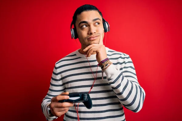 Joven Jugador Brasileño Hombre Jugando Videojuego Con Joystick Auriculares Cara — Foto de Stock