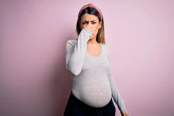 Ung Vacker Brunett Kvinna Gravid Väntar Barn Över Isolerade Rosa — Stockfoto