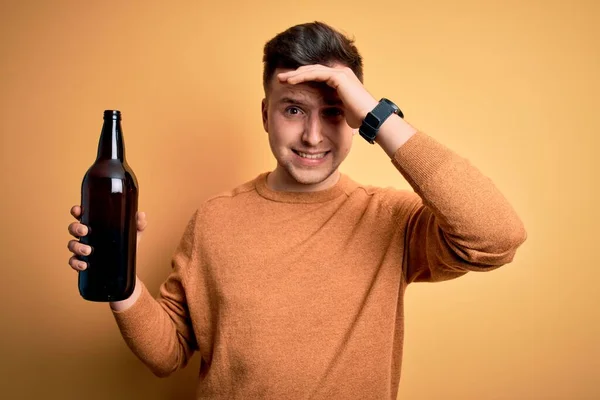 Giovane Uomo Caucasico Bello Bere Una Bottiglia Birra Sfondo Giallo — Foto Stock