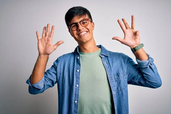 Joven Hombre Guapo Con Camisa Casual Gafas Sobre Fondo Blanco —  Fotos de Stock