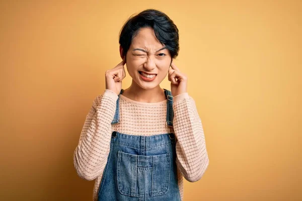 Jong Mooi Aziatisch Meisje Draagt Casual Denim Overalls Geïsoleerde Gele — Stockfoto