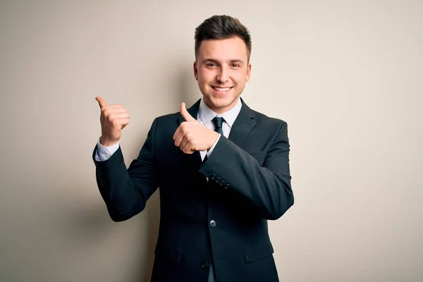 Jovem Homem Negócios Bonito Vestindo Terno Elegante Gravata Sobre Fundo — Fotografia de Stock