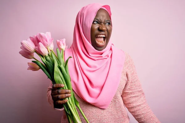 Fiatal Afro Amerikai Plusz Méretű Muszlim Hidzsábot Visel Kezében Rózsaszín — Stock Fotó