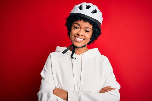 年轻的非洲裔美国人骑自行车的女人 卷曲的头发 戴着自行车安全帽 高兴地面带微笑 交叉双臂看着相机 积极的人 — 图库照片