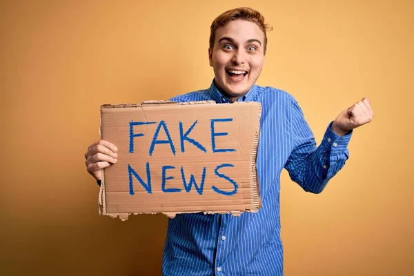Junger Hübscher Rothaariger Mann Hält Banner Mit Fake News Botschaft — Stockfoto