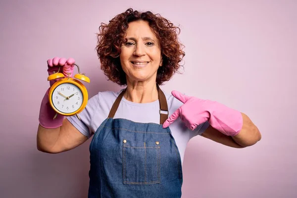 Middle Age Woman Cleaning Doing Housework Wearing Apron Gloves Holding — Stock Photo, Image