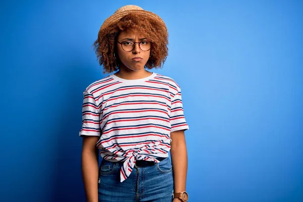 Afroamerykanka Kręconymi Włosami Wakacjach Letniej Czapce Koszulce Paski Depresji Martwiąc — Zdjęcie stockowe