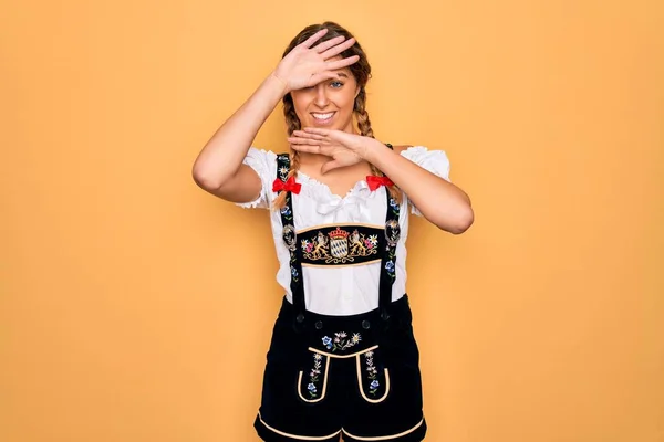 Junge Schöne Blonde Deutsche Frau Mit Blauen Augen Traditionellem Oktoberfestkleid — Stockfoto