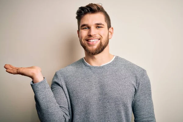 Junger Schöner Blonder Mann Mit Bart Und Blauen Augen Lässigem — Stockfoto