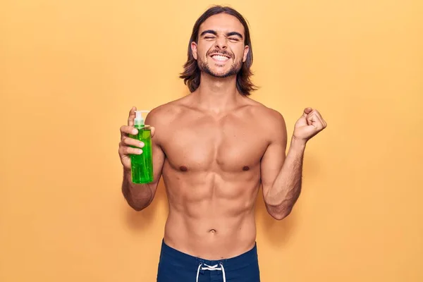 Joven Hombre Guapo Con Traje Baño Que Sostiene Aloe Vera — Foto de Stock