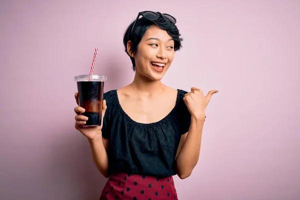 Joven Hermosa Mujer China Bebiendo Bebida Gaseosa Cola Usando Paja —  Fotos de Stock