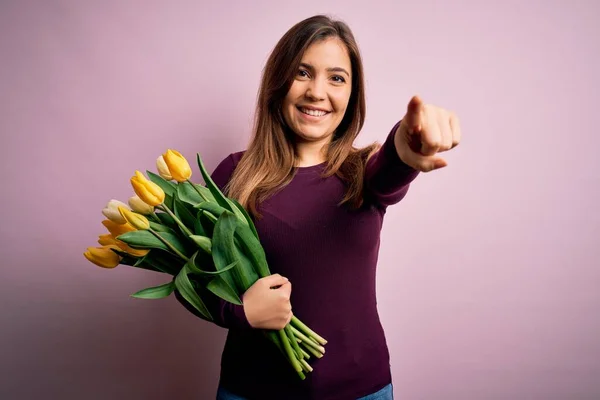 Fiatal Szőke Kezében Romantikus Csokor Sárga Tulipán Virágok Felett Rózsaszín — Stock Fotó