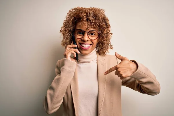 Jovem Afro Americana Com Cacheados Conversando Smartphone Com Cara Surpresa — Fotografia de Stock