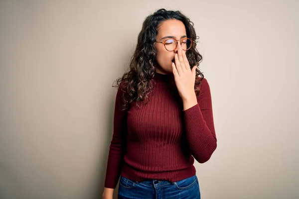 Hermosa Mujer Con Pelo Rizado Usando Suéter Casual Gafas Sobre — Foto de Stock