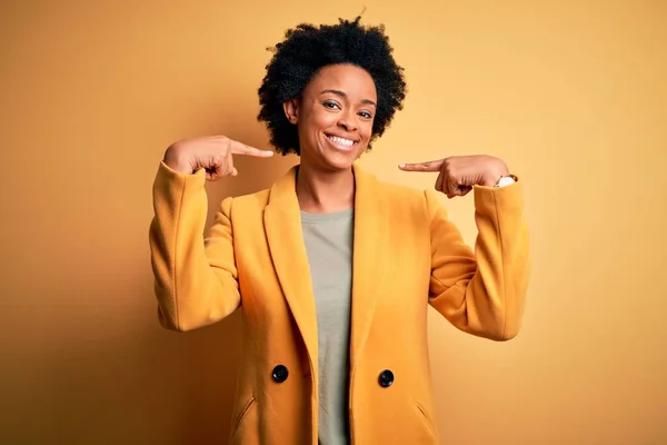 Jonge Mooie Afro Amerikaanse Afro Zakenvrouw Met Krullend Haar Draagt — Stockfoto